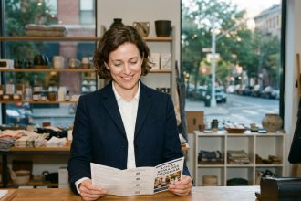 Propriétaire d'une PME étudiant un programme de fidélité dans sa boutique moderne