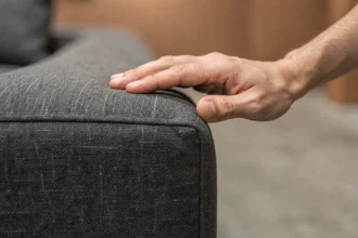 Détail de tissu haut de gamme sur un canapé SOFFRAN Tapizados, coutures précises et texture fine rappelant les grandes marques de luxe